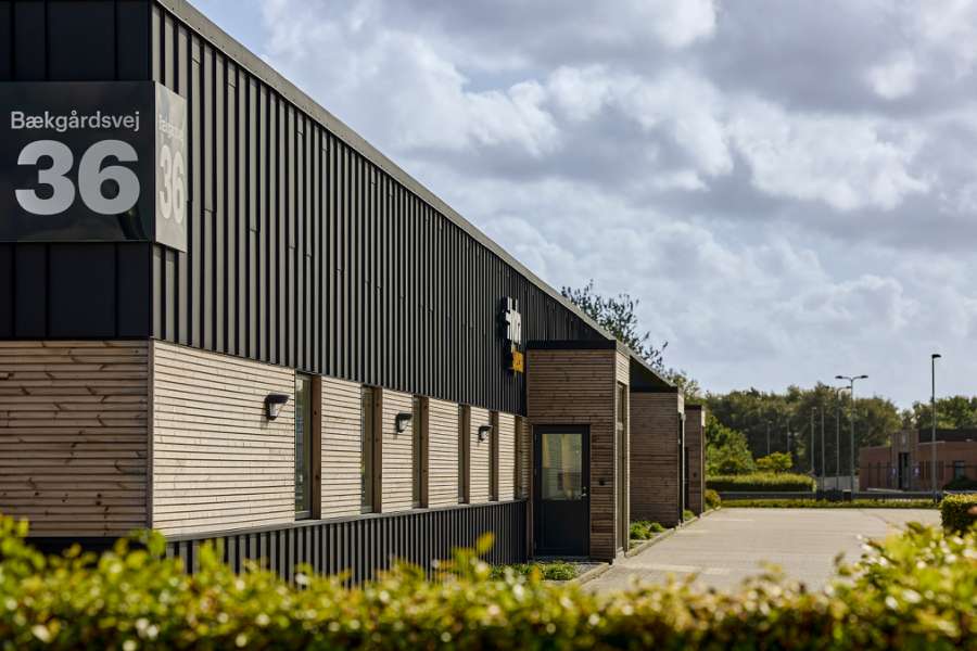 Sorte stålprofiler og varmt træ skaber smukke kontraster på domicilfacade, Jernvej 19, 6900 Skjern